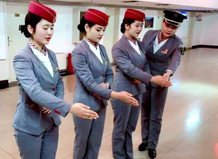 傳承光榮傳統(tǒng)，堅持崗前禮儀培訓(xùn)，用心服務(wù)春運(yùn)旅客